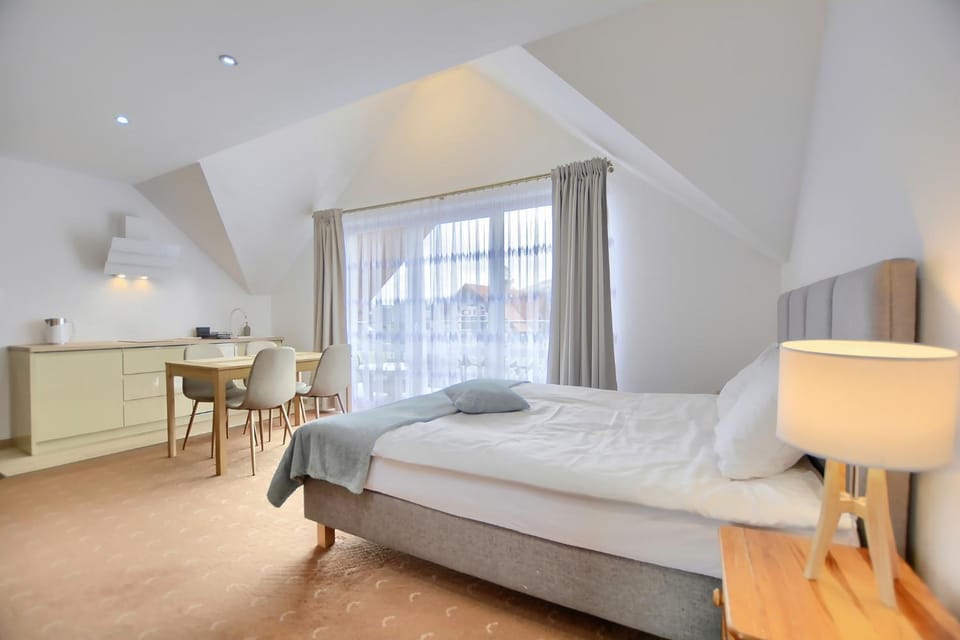 Bed, Living room, Photo of the whole room, Seating area, Bedroom, hair dresser