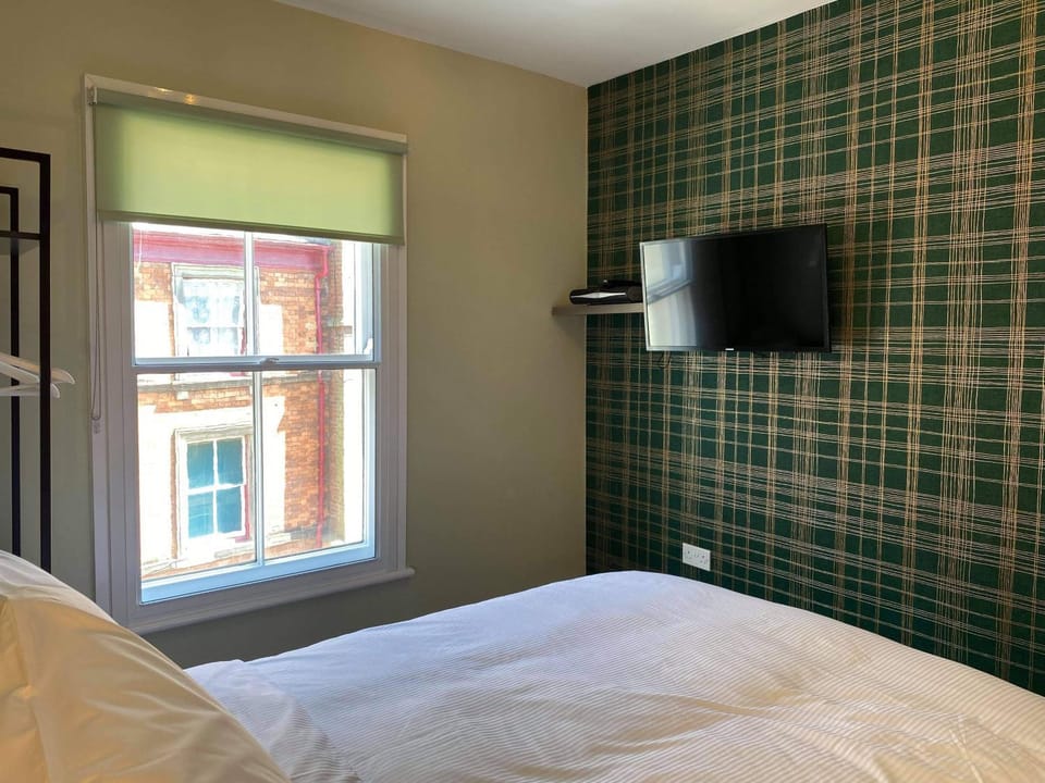 Bed, TV and multimedia, Bedroom