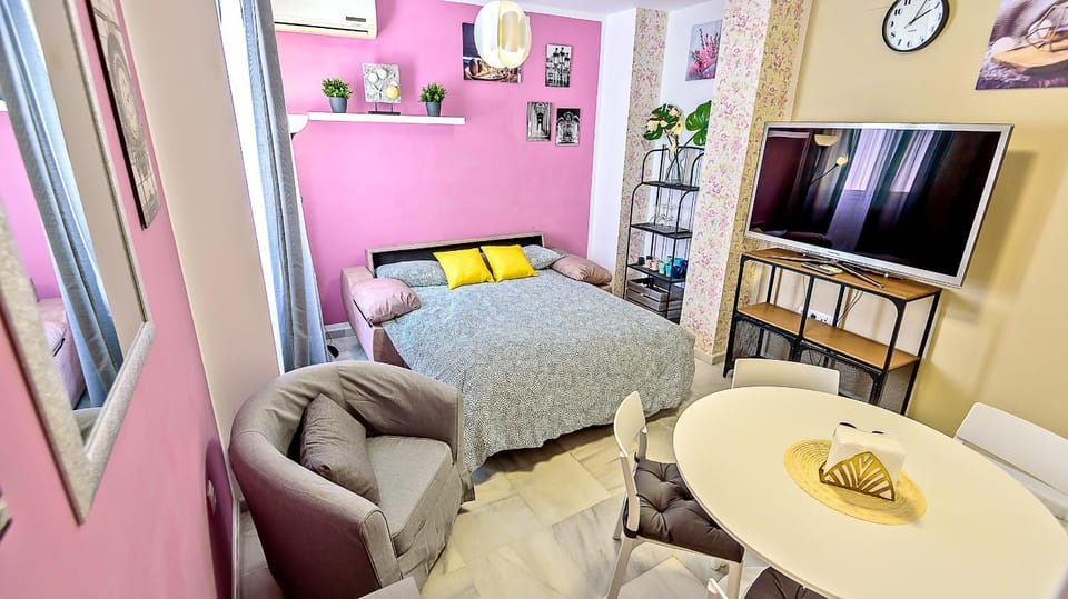 Bed, TV and multimedia, Living room, Dining area