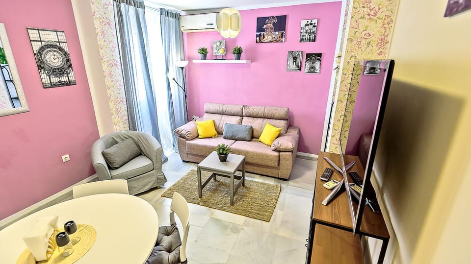 Bed, TV and multimedia, Living room, Dining area