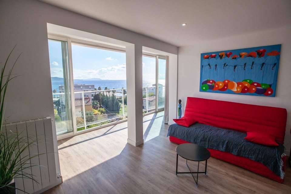 Très beau T2 climatisé refait à neuf, vue mer panoramique exceptionnelle à 120m à pied de la plage Apartment in La Ciotat