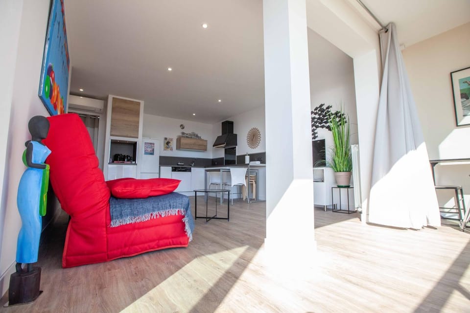 Très beau T2 climatisé refait à neuf, vue mer panoramique exceptionnelle à 120m à pied de la plage Apartment in La Ciotat