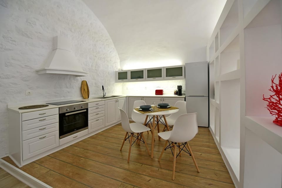 Kitchen or kitchenette, Dining area