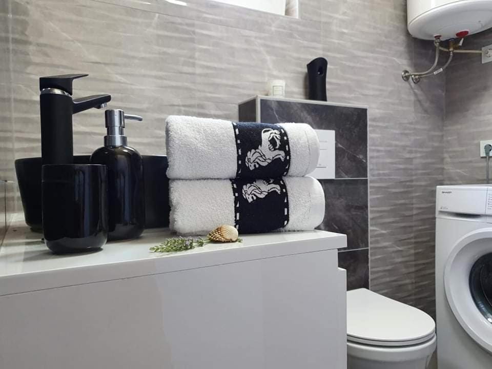 Toilet, Bathroom, towels, washing machine
