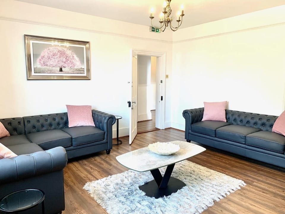 The Farmhouse - Sleeps 12 with Private Grounds House in Wealden District
