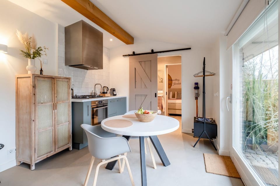 Kitchen or kitchenette, Living room, Seating area, Dining area, oven, stove