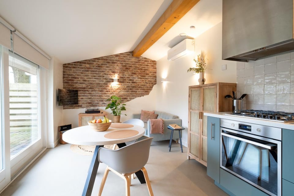 TV and multimedia, Kitchen or kitchenette, Living room, Seating area, Dining area, oven, stove, air conditioner