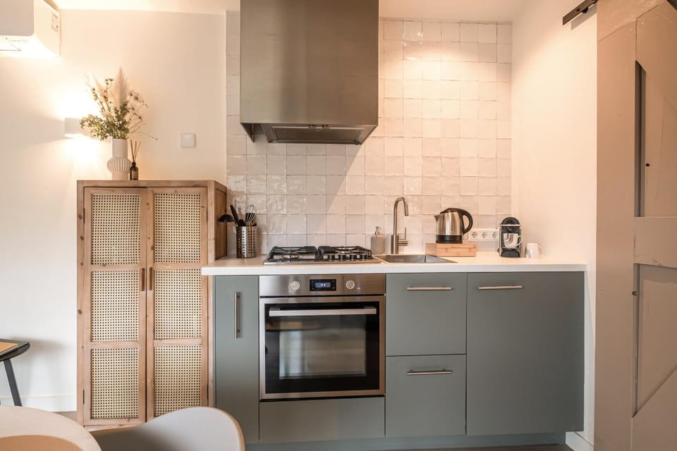 Coffee/tea facilities, Kitchen or kitchenette, stove, toaster