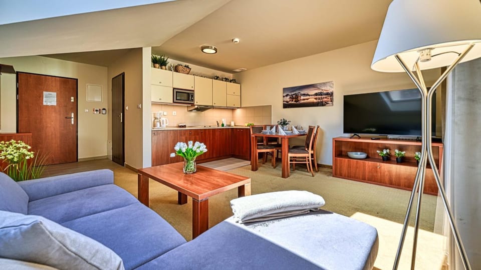 TV and multimedia, Kitchen or kitchenette, Living room, Seating area, Dining area