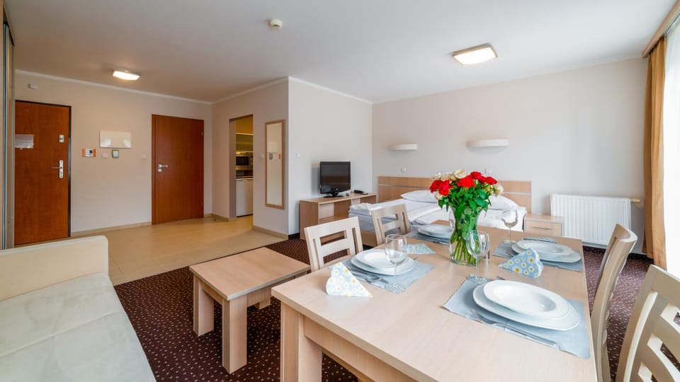 Bed, TV and multimedia, Seating area, Dining area