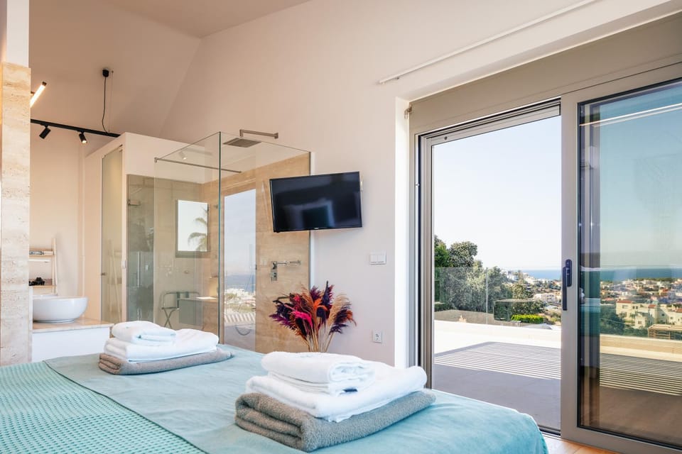 Bed, Bathroom, TV and multimedia, Bedroom, Sea view, towels