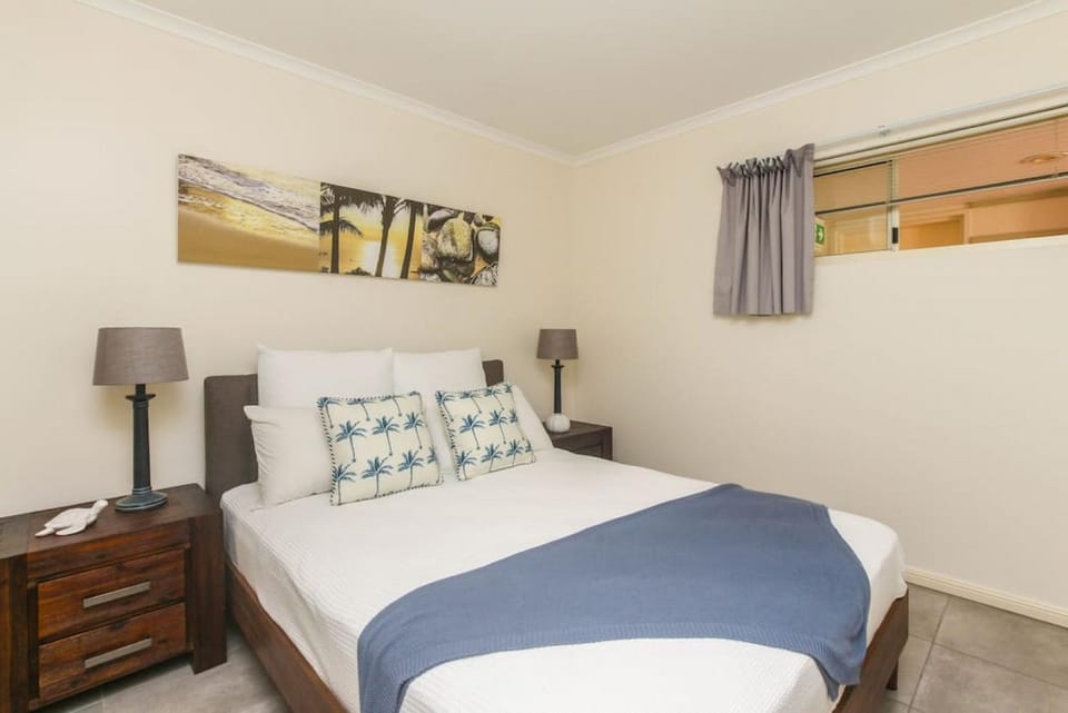 Bed, Bedroom, locker, wardrobe, air conditioner
