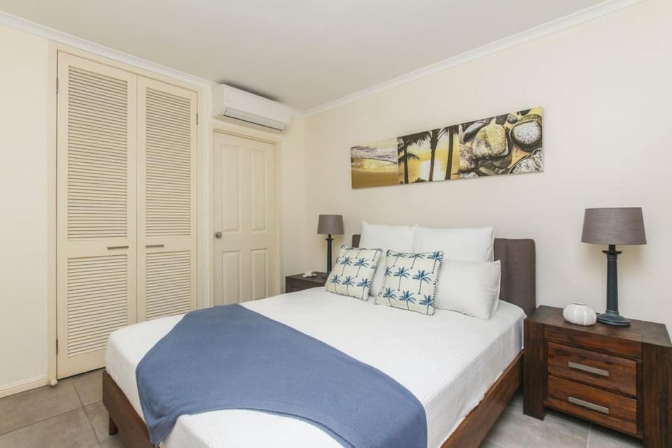 Bed, Bedroom, wardrobe, air conditioner