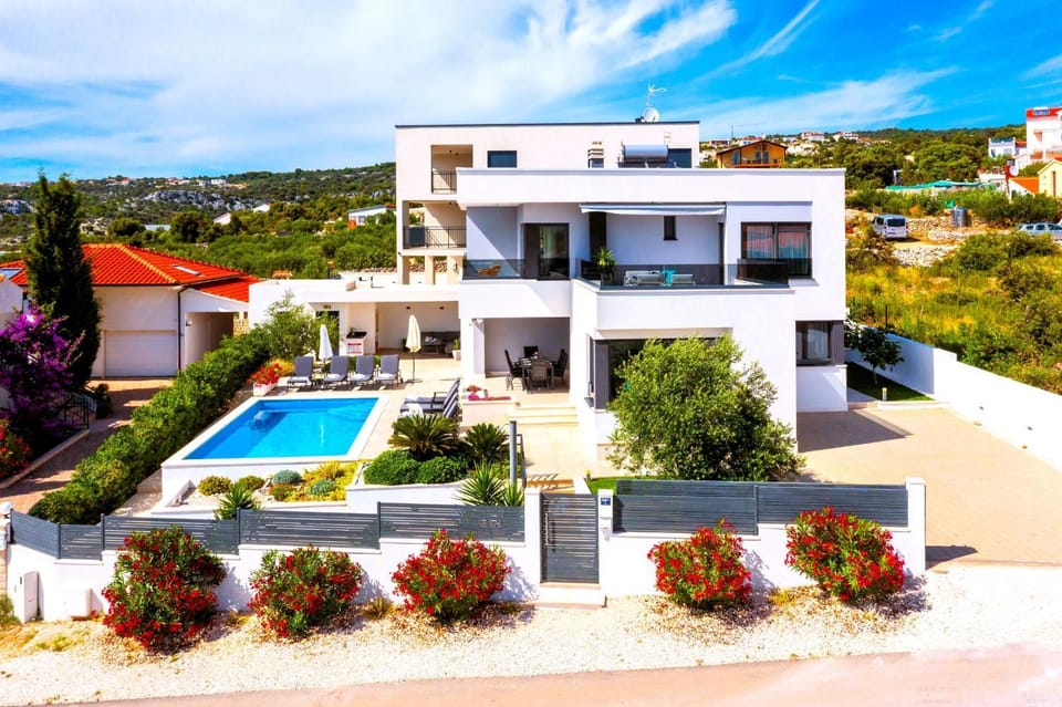 Property building, Swimming pool