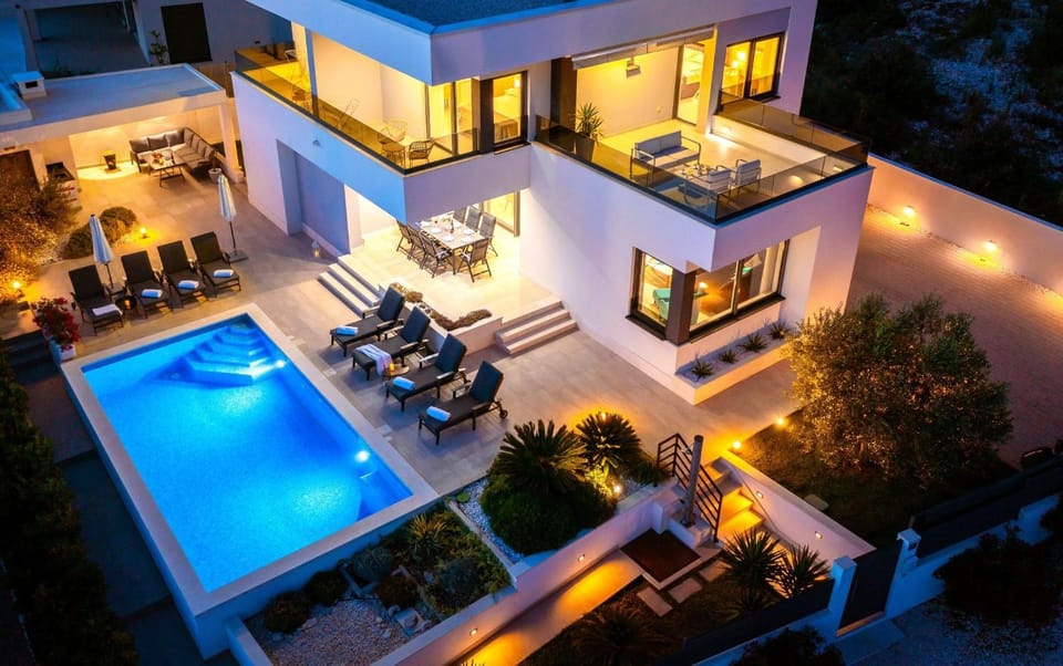 Property building, Balcony/Terrace, Pool view, Swimming pool, sunbed