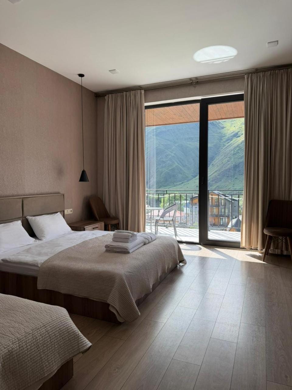 Shower, Toilet, Property building, Nearby landmark, Communal lounge/ TV room, Bed, Neighbourhood, View (from property/room), Balcony/Terrace, Living room, Bedroom, Autumn, Guests, City view, Landmark view, Mountain view, Seasons, Time of day, Location, group of guests, cot, Family, hair dryier, internet, room service, shuttle, towels, wardrobe, acessibility