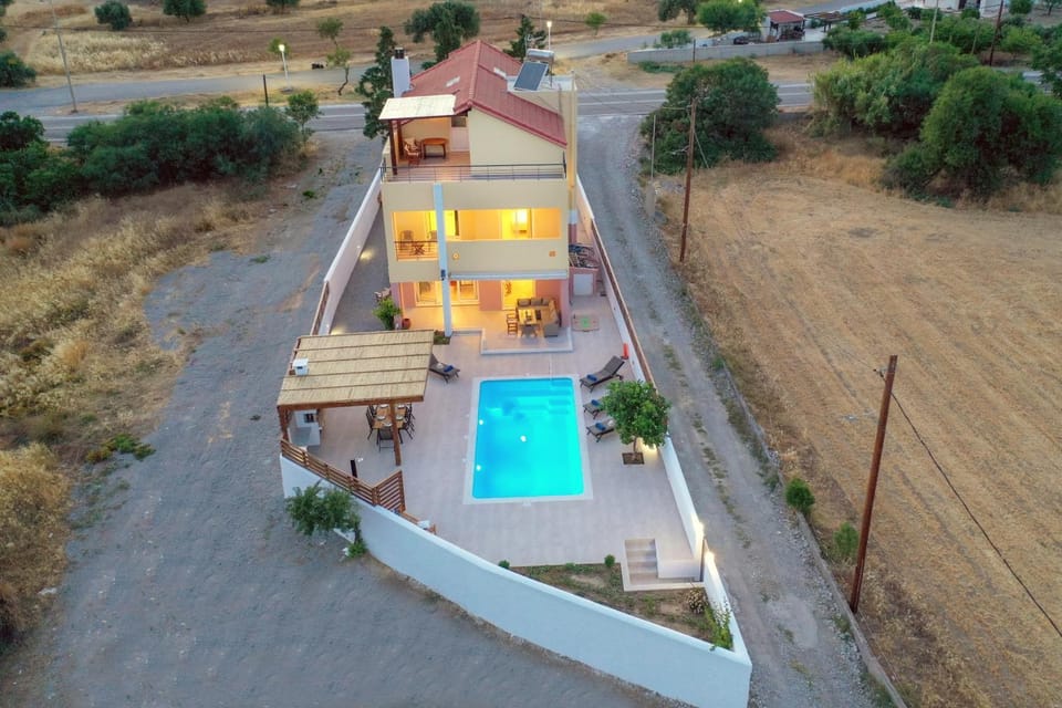 Property building, Garden, Swimming pool