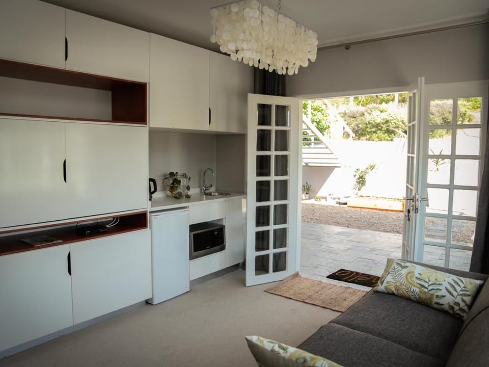 Kitchen or kitchenette, Bedroom