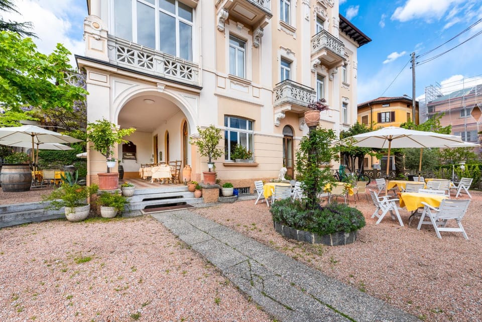 Property building, Patio, Facade/entrance, Garden