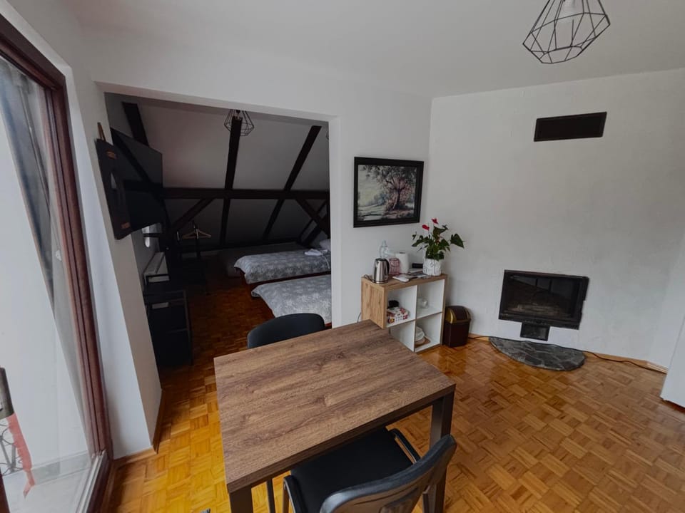 Communal lounge/ TV room, Bed, TV and multimedia, Living room, Photo of the whole room, Seating area, Dining area, Evening entertainment, Bedroom, hair dresser