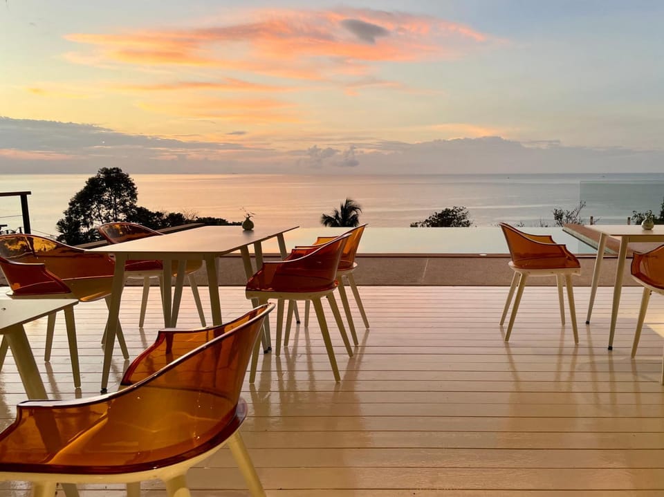 Communal lounge/ TV room, Natural landscape, Balcony/Terrace, Seating area, Dining area, Sea view