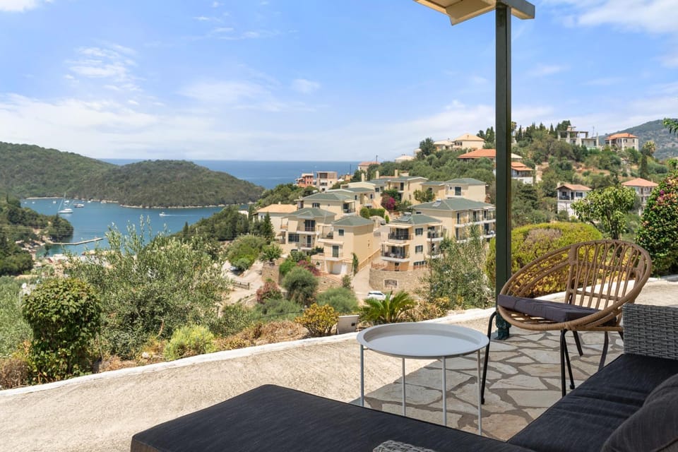 Property building, Nearby landmark, Day, Natural landscape, View (from property/room), Balcony/Terrace, Seating area, City view, Mountain view, Sea view