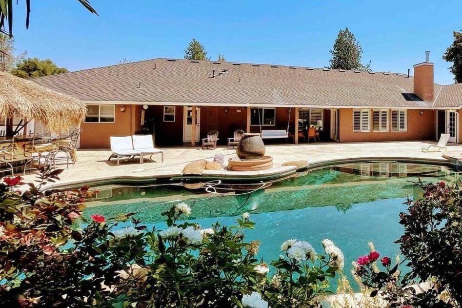 Private mountain retreat with pool and mini-golf House in Oakhurst