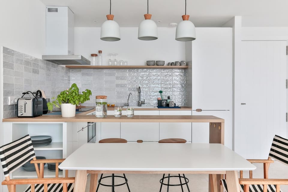 Kitchen or kitchenette, Dining area