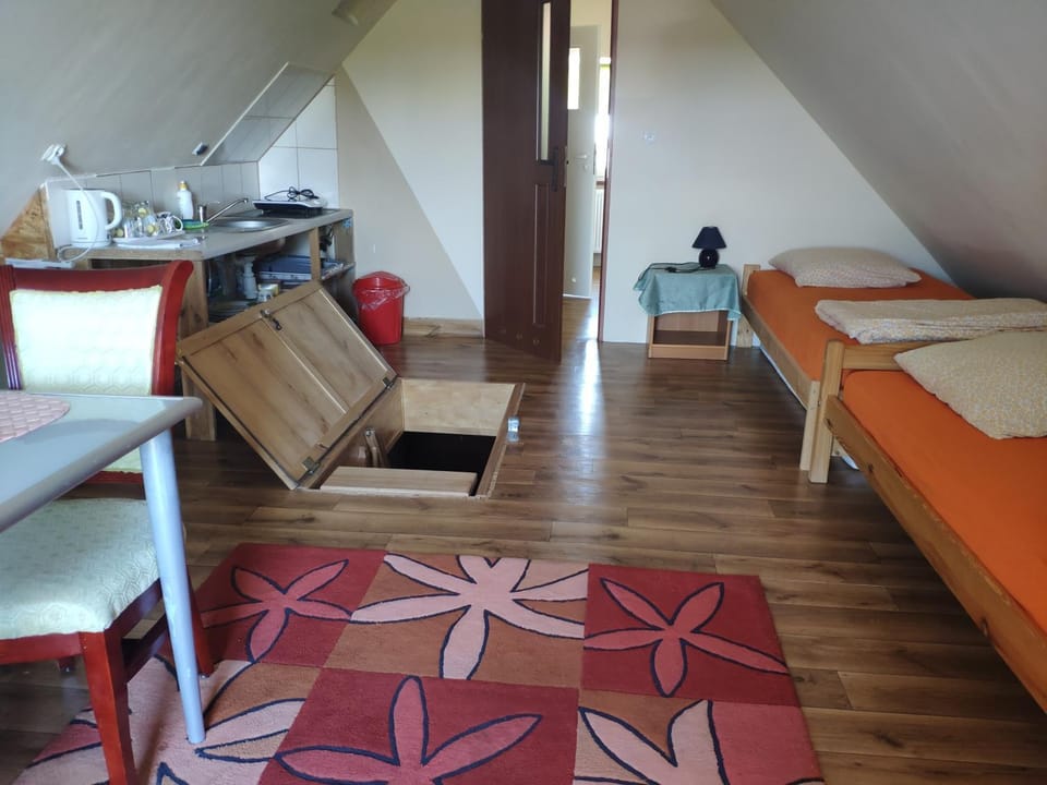 Bed, Photo of the whole room, Seating area