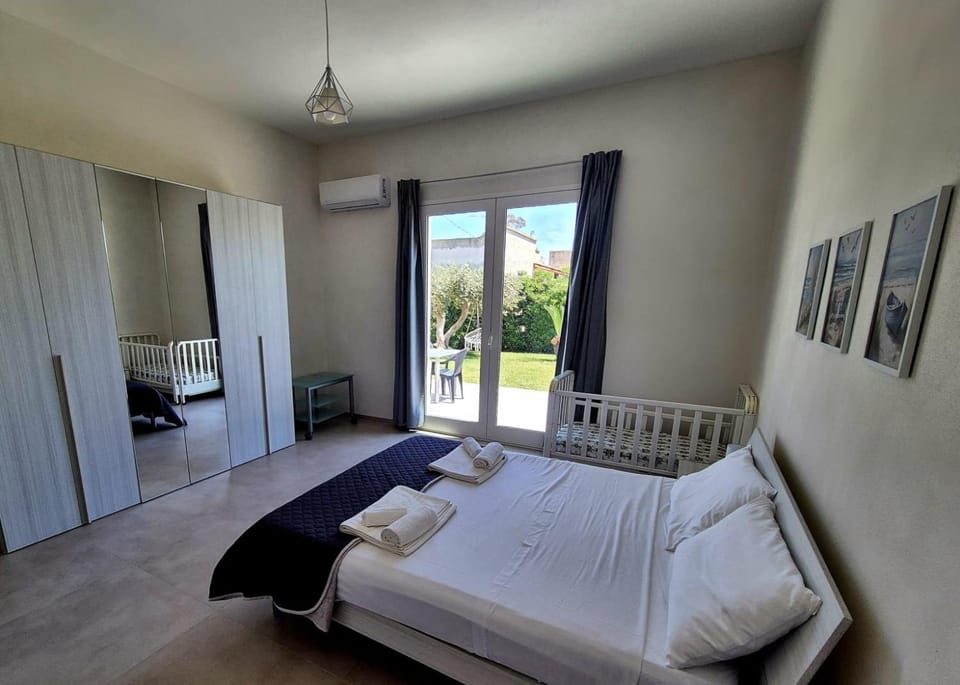 Bedroom, air conditioner