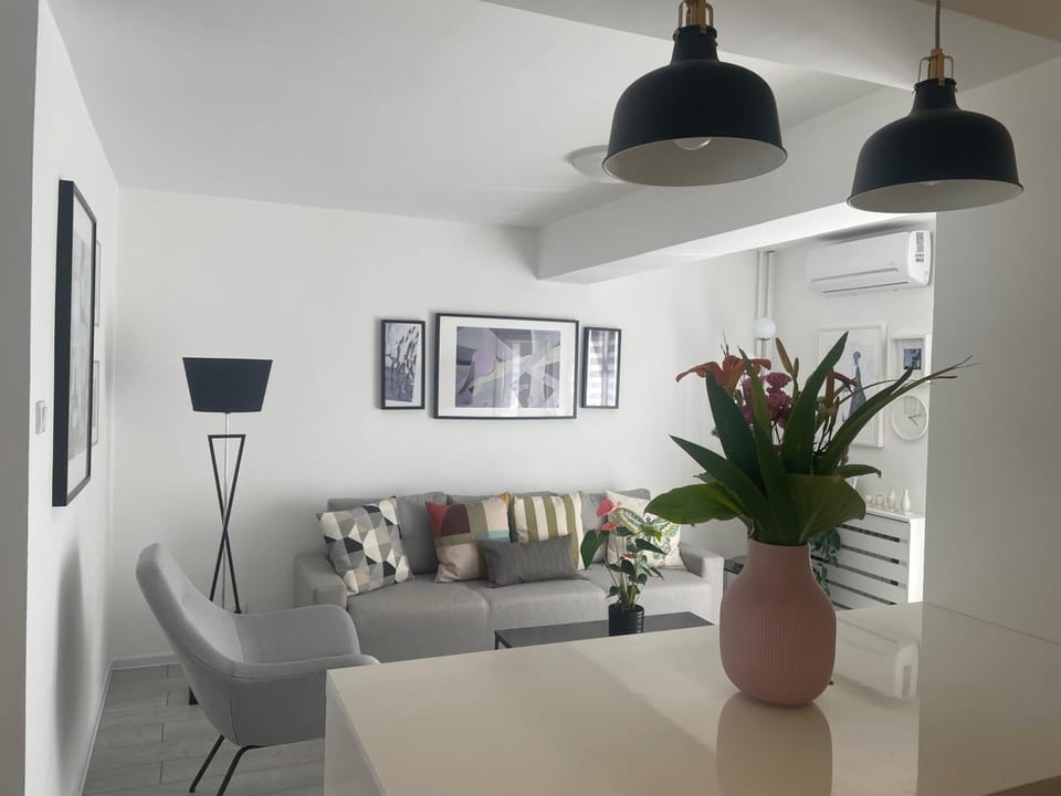 Lounge or bar, Seating area, Dining area