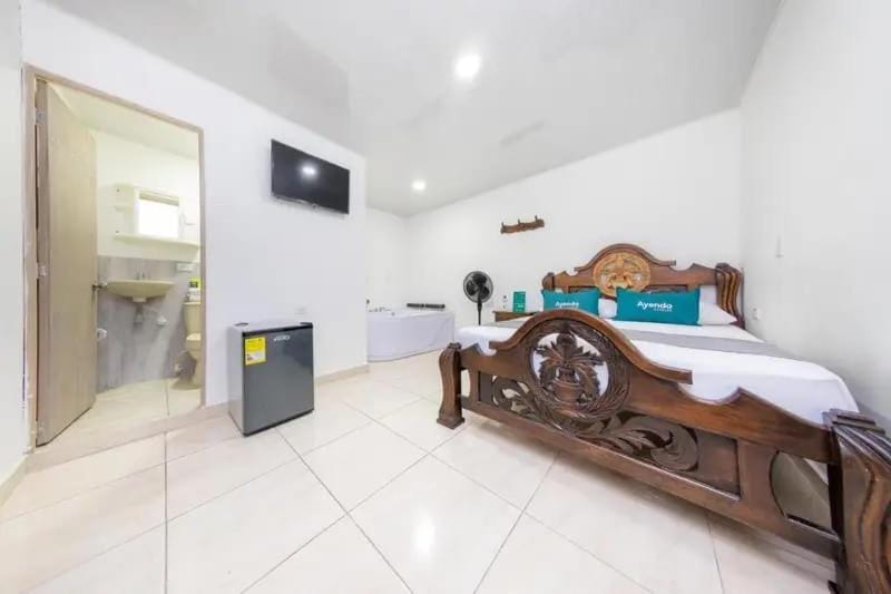 Bed, Bathroom, TV and multimedia, towels