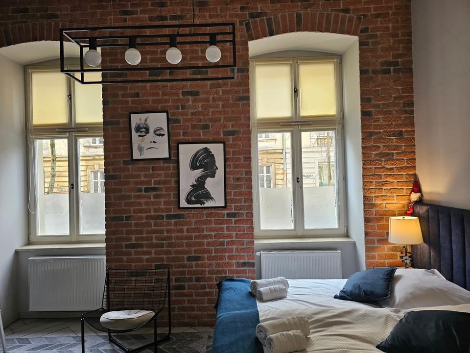 Bed, Photo of the whole room, Seating area, Bedroom, internet