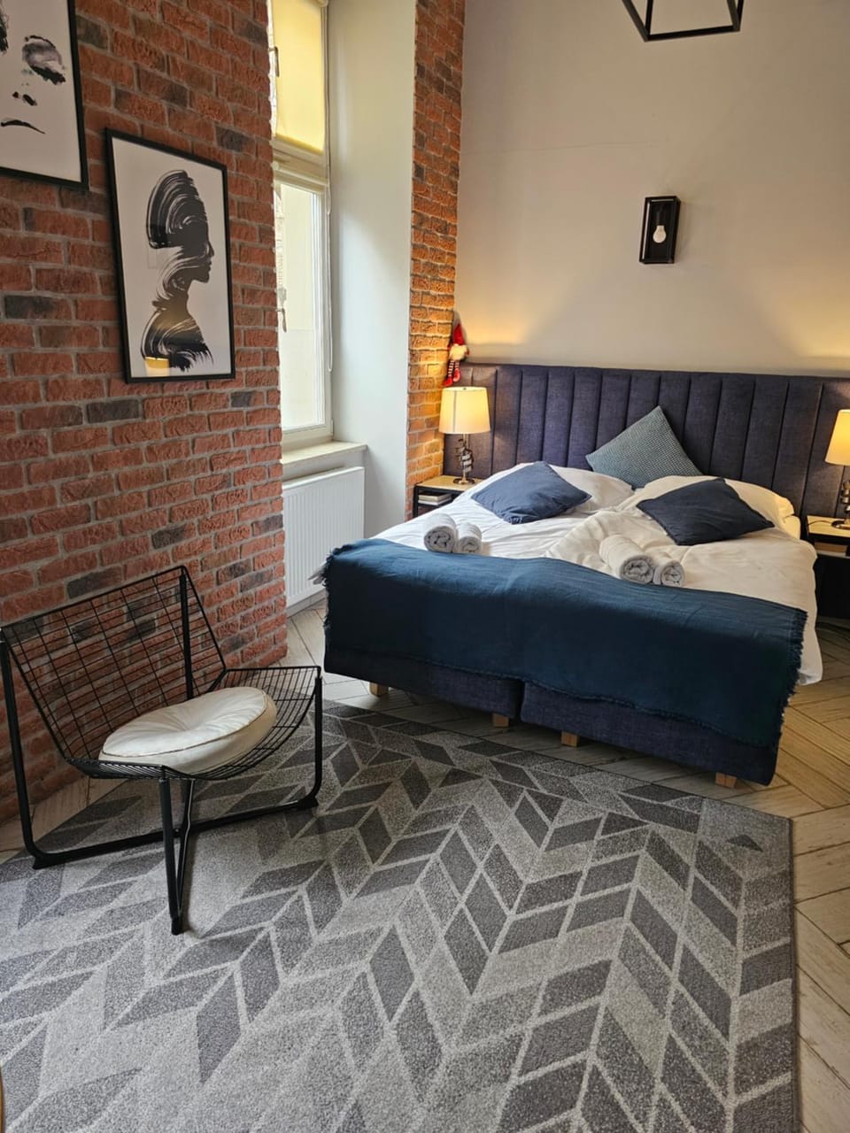 Bed, Living room, Photo of the whole room, Seating area, Bedroom