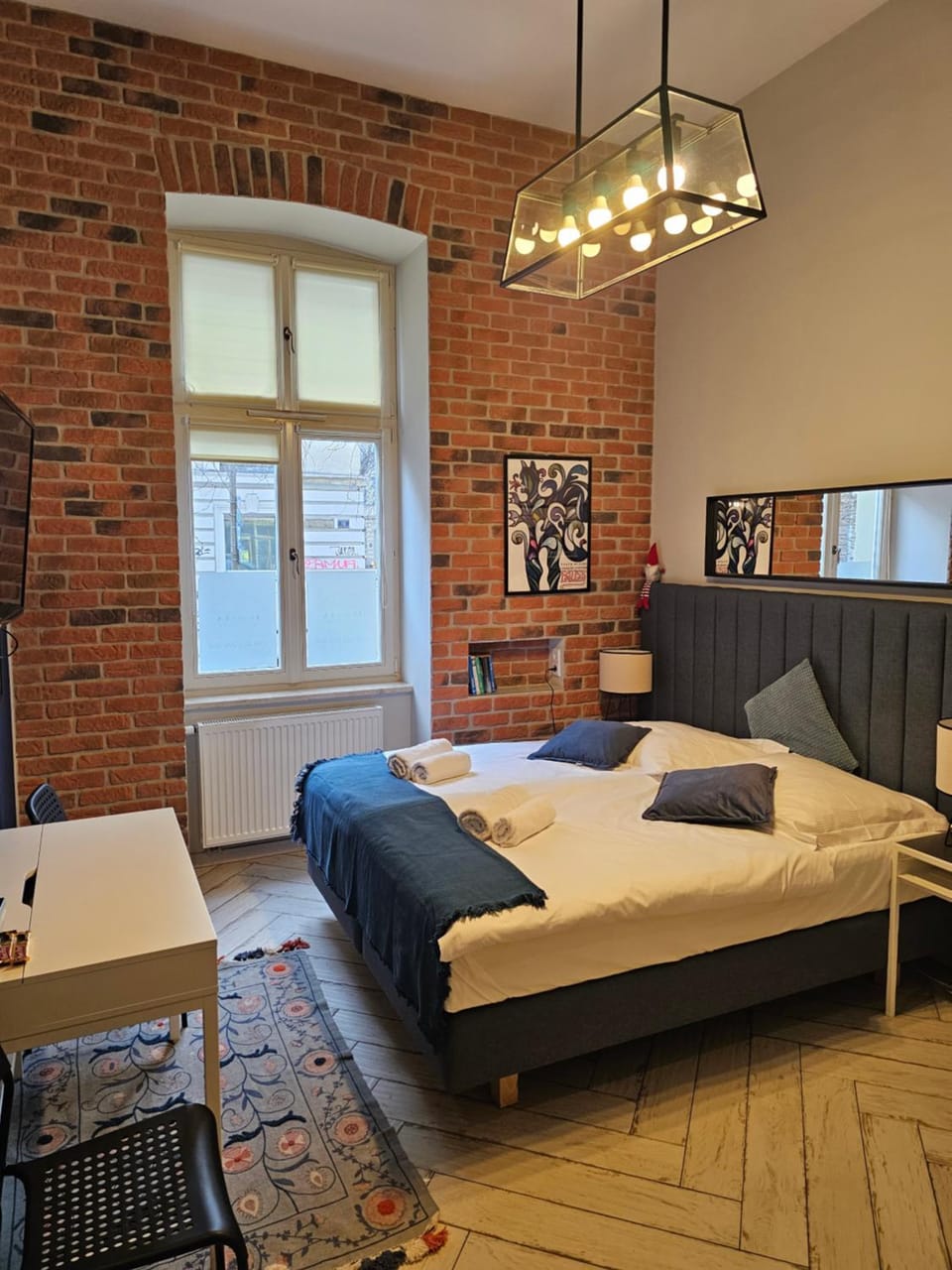 Photo of the whole room, Bedroom