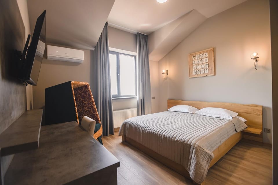 Bed, TV and multimedia, Photo of the whole room, Bedroom, air conditioner