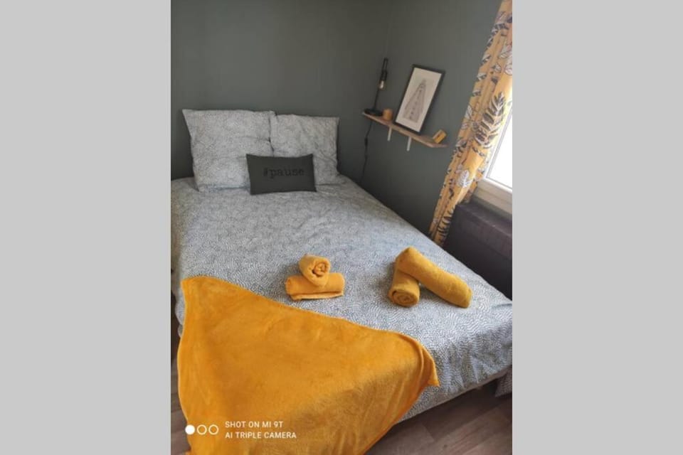 Bed, towels