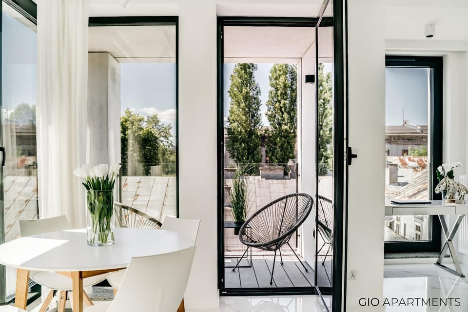 View (from property/room), Balcony/Terrace, Living room, Seating area, Dining area