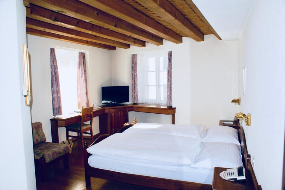 Photo of the whole room, Decorative detail