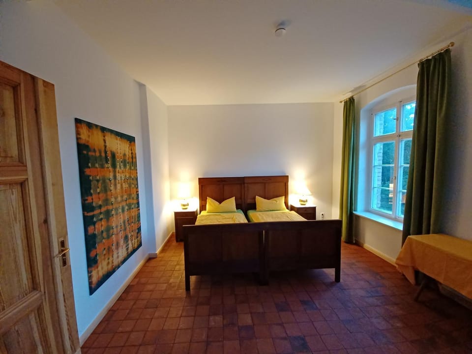 Photo of the whole room, Bedroom