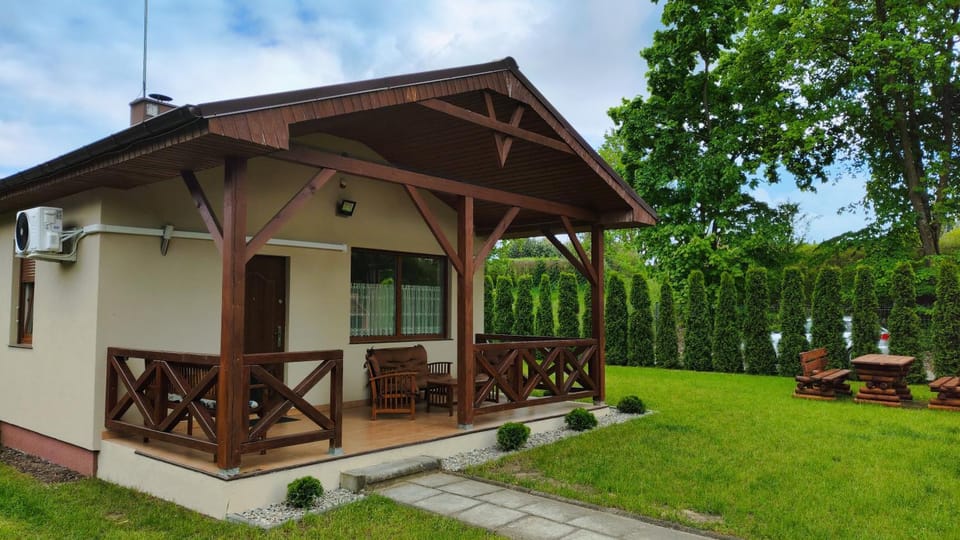 Property building, Patio, Day, Garden, Garden view