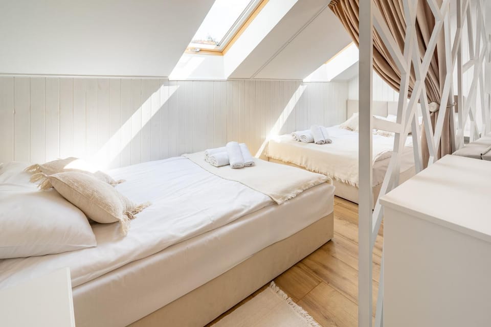 Bed, Bedroom, towels