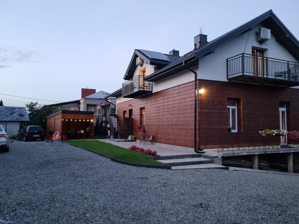 Property building, Garden, Parking