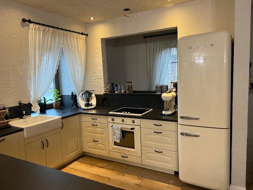 Coffee/tea facilities, Kitchen or kitchenette, dishwasher, minibar, oven, pet friendly, stove