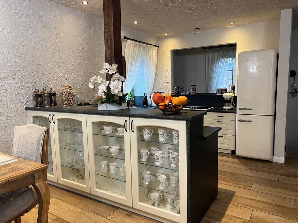 Coffee/tea facilities, Kitchen or kitchenette, Food and drinks, Food, minibar, oven, pet friendly, stove
