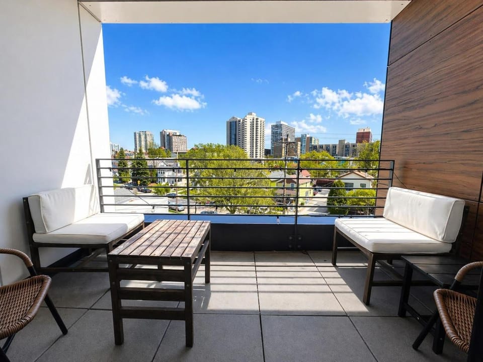 East Side Luxury 1BR Apt · Near Brady St with Balcony and Lounge · Sleeps 4 Apartment in Milwaukee