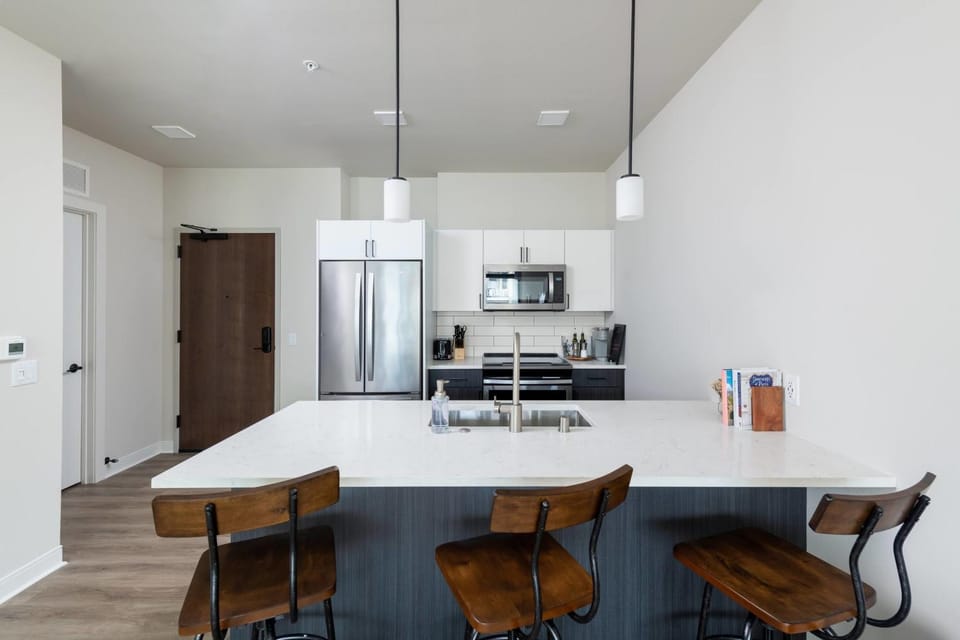 East Side Luxury 1BR Apt - Near Brady St with Balcony and Lounge - Sleeps 4 Apartment in Milwaukee