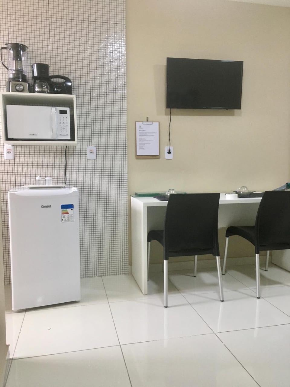 Coffee/tea facilities, Kitchen or kitchenette, Dining area, Communal kitchen