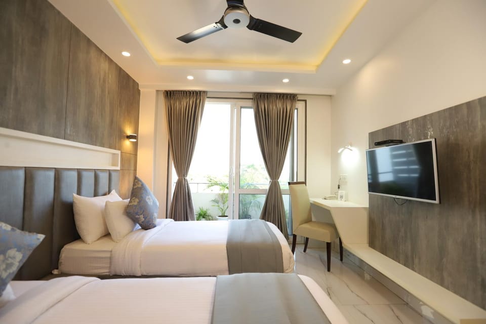 Bed, TV and multimedia, Balcony/Terrace, Photo of the whole room, Bedroom, air conditioner