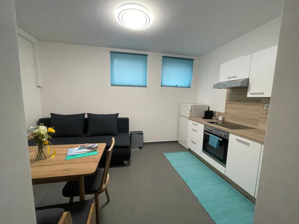 Kitchen or kitchenette, Living room, Seating area, Dining area